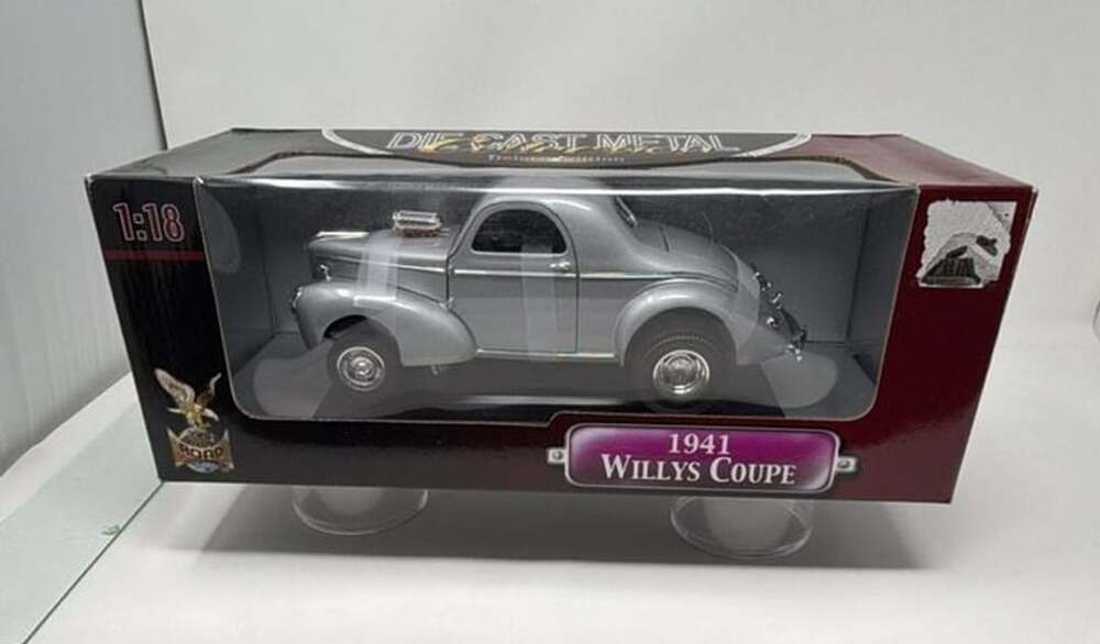 Road Signature 1941 Willys Coupe 1:18 Scale Diecast Model Car